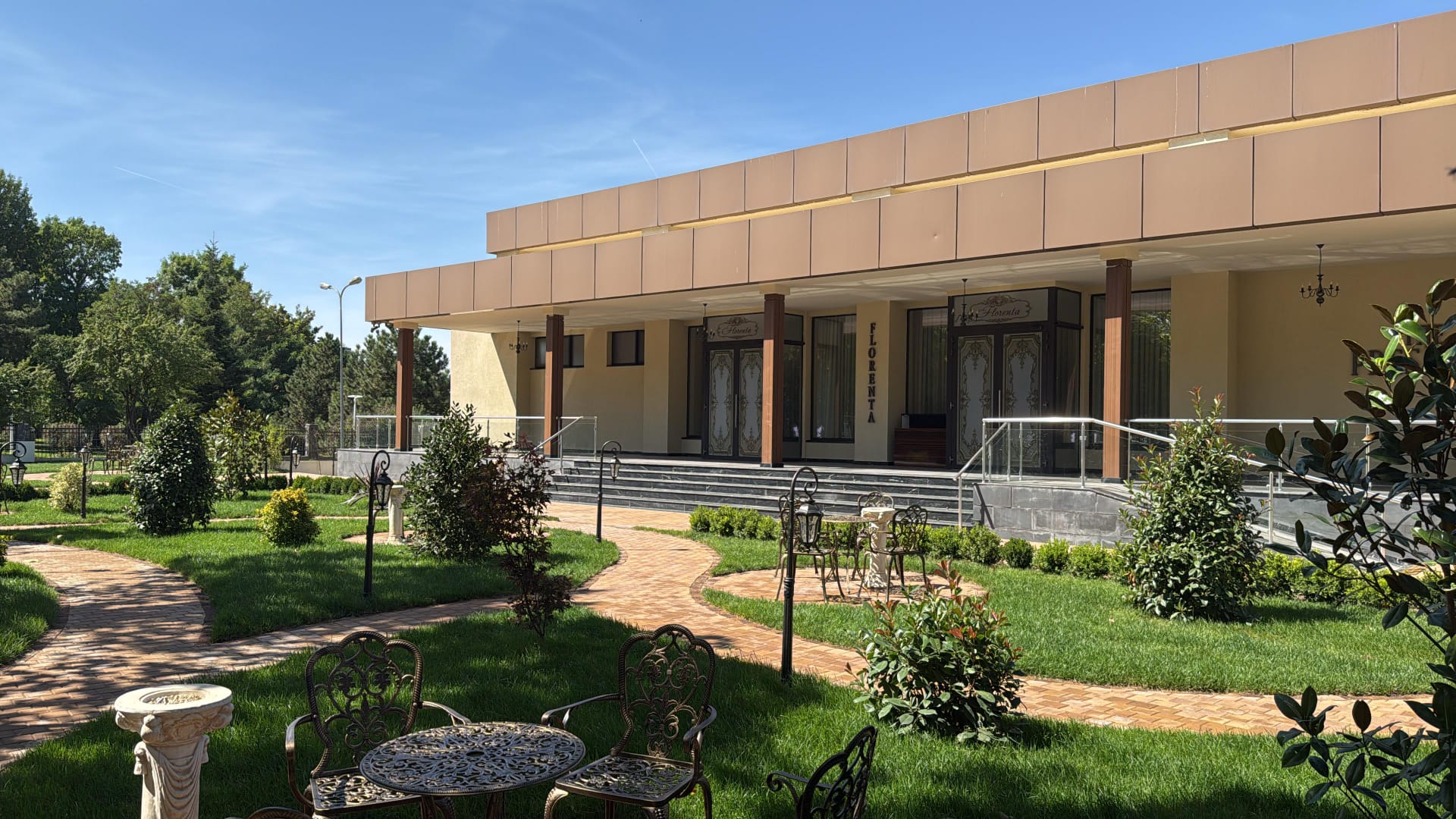 Curtea locatiei Salon Florenta